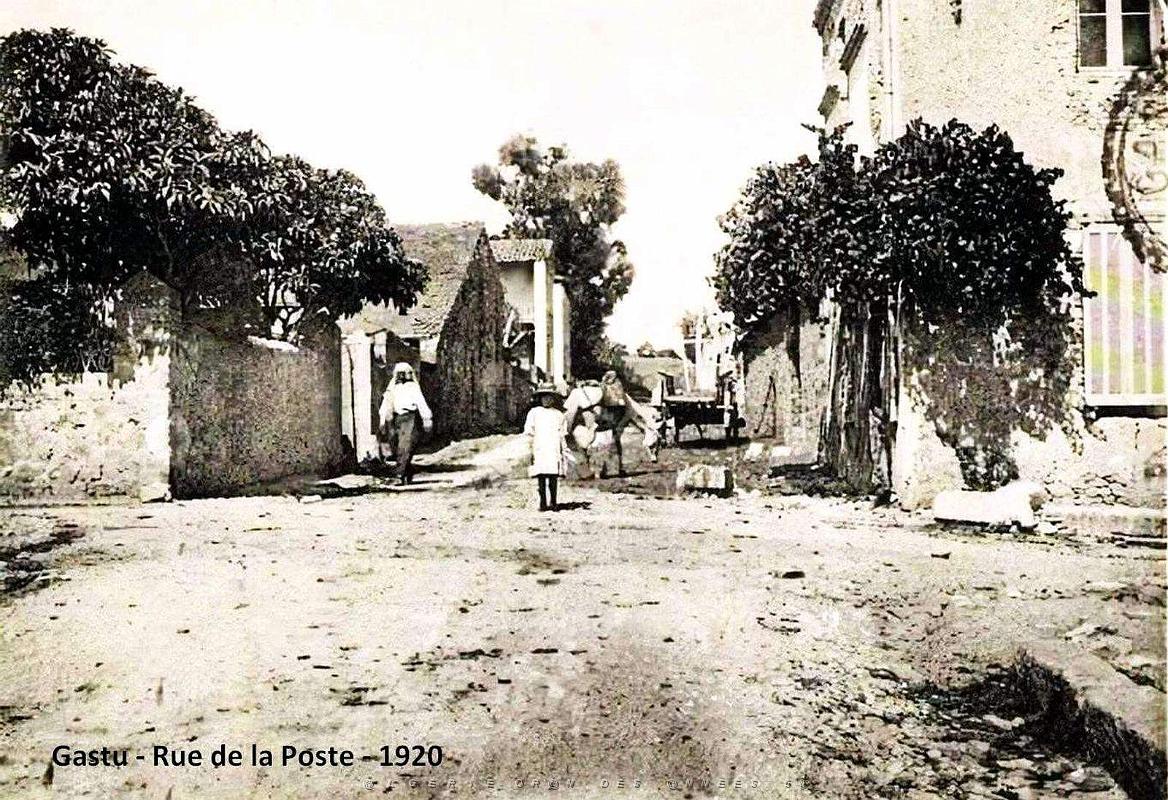 1743- Gastu- Pres de Guelma - Rue de la Poste en 1920.jpg
